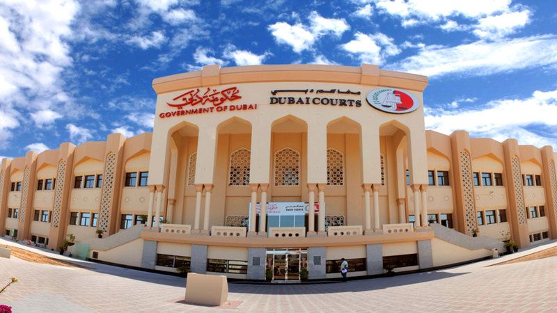 الامارات | شركة تقاضي موظفاً لارتدائه ملابس «لا تليق بالعمل»