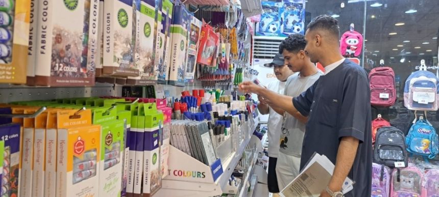 فيديو| استعداداً للدراسة.. الأسر تشارك أطفالها شراء المستلزمات المكتبية