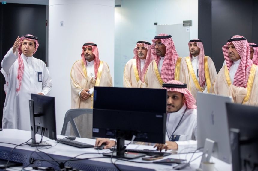 المملكة رائدة عالميًا.. وزير الصناعة يبحث أوجه التعاون مع "سدايا"