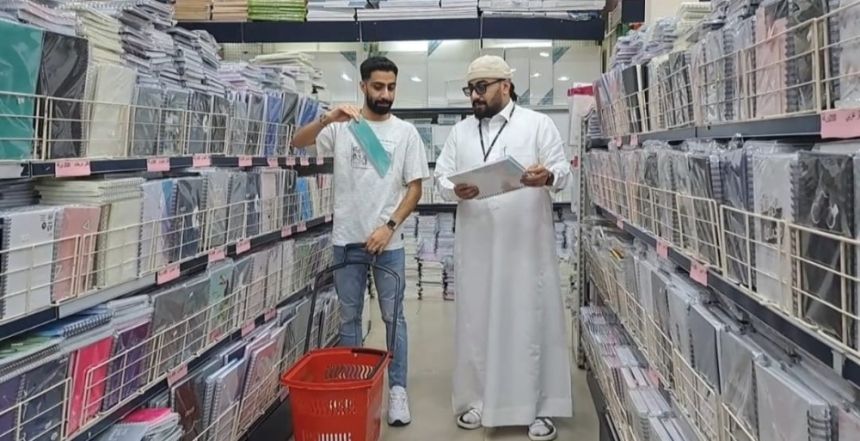 استعداداً للدراسة.. الأسر تشارك أطفالها شراء المستلزمات المكتبية