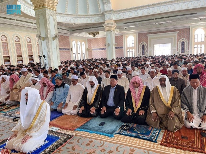 إمام المسجد الحرام من جامع السركال بكمبوديا: الإسلام أكبر نعمة من الله