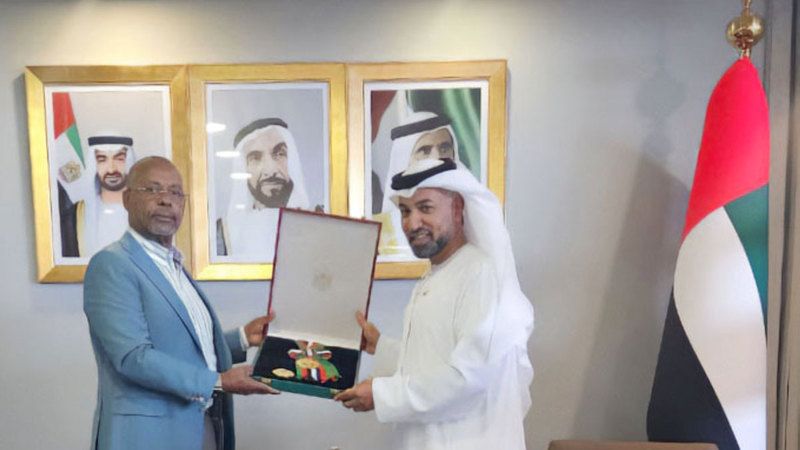 الامارات | رئيس الدولة يمنح سفير كينيا وسام الاستقلال