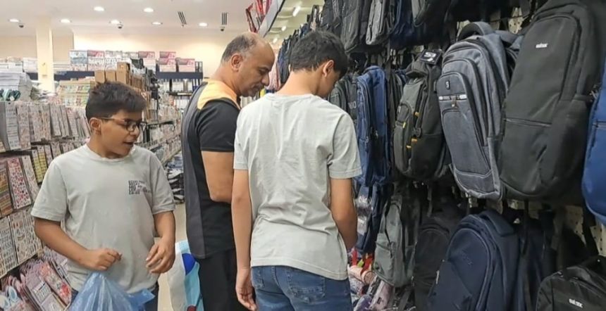 فيديو| استعداداً للدراسة.. الأسر تشارك أطفالها شراء المستلزمات المكتبية