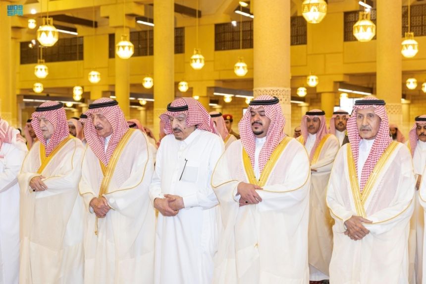 نائب أمير الرياض يؤدي صلاة الميت على الأميرة نوف بنت ناصر بن عبدالعزيز