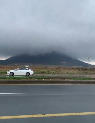 منظر مهيب لسحابة ضخمة تغطي جبل عكوة ..فيديو