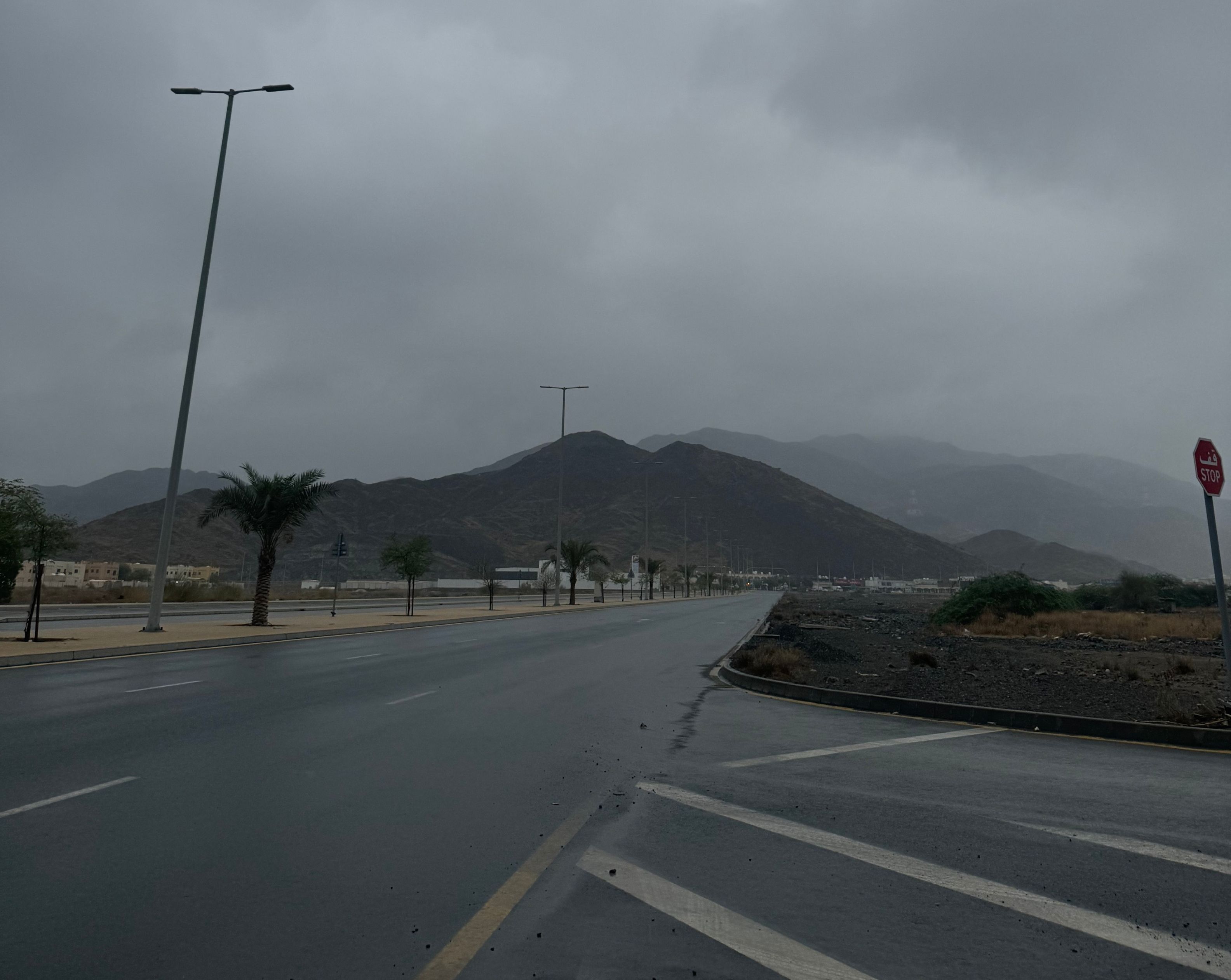 الامارات | جبال وشواطئ المنطقة الشرقية وجهة مفضلة للعائلات بعد الأمطار الخفيفة