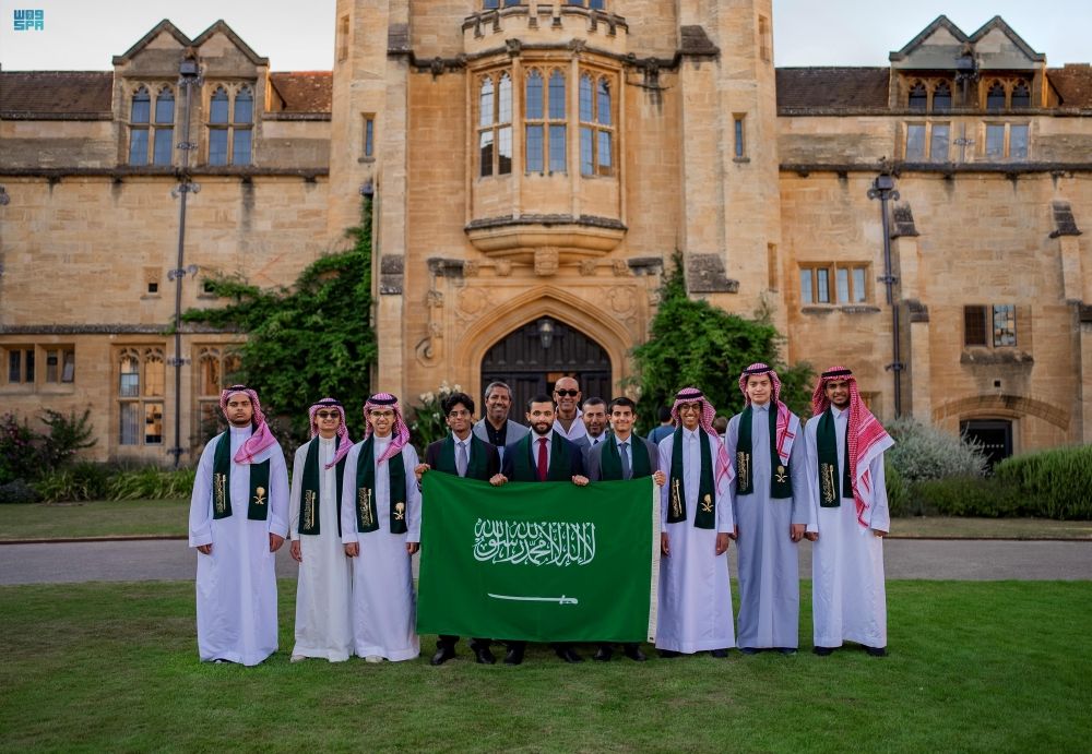 الفائزون بذهبية أولمبياد "أذكى" يختتمون برنامج OSP بجامعة أكسفورد