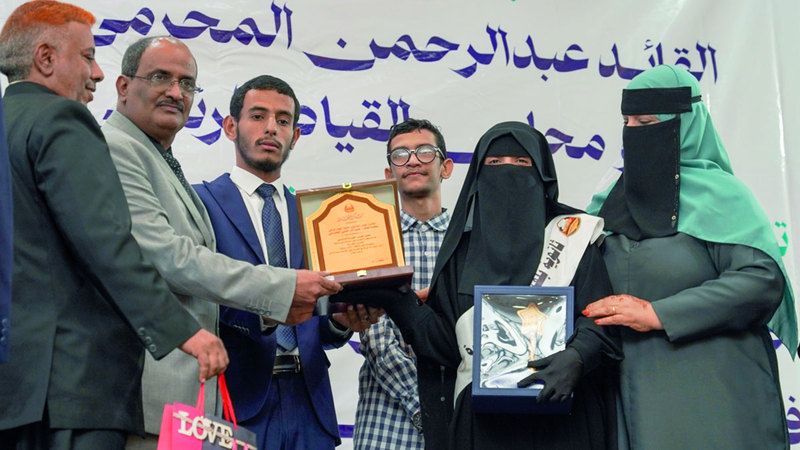 الامارات | تتويج ميس المرامي بطلة لتحدي القراءة العربي في اليمن