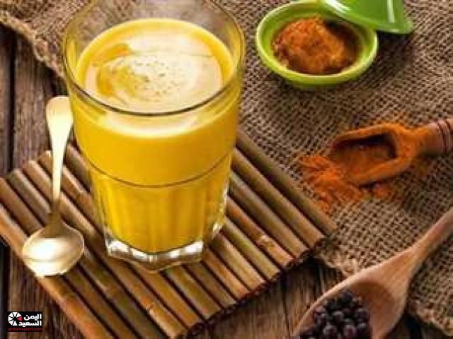 سعودية عشرينة تروي تجربتها: بعد شهر كامل من شرب ماء الكركم لاحظت هذا يظهر على جسدي..!