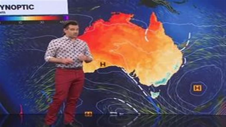 فيديو صادم.. مذيع يتعرض لموقف محرج على الهواء مباشرة- ماذا حدث؟