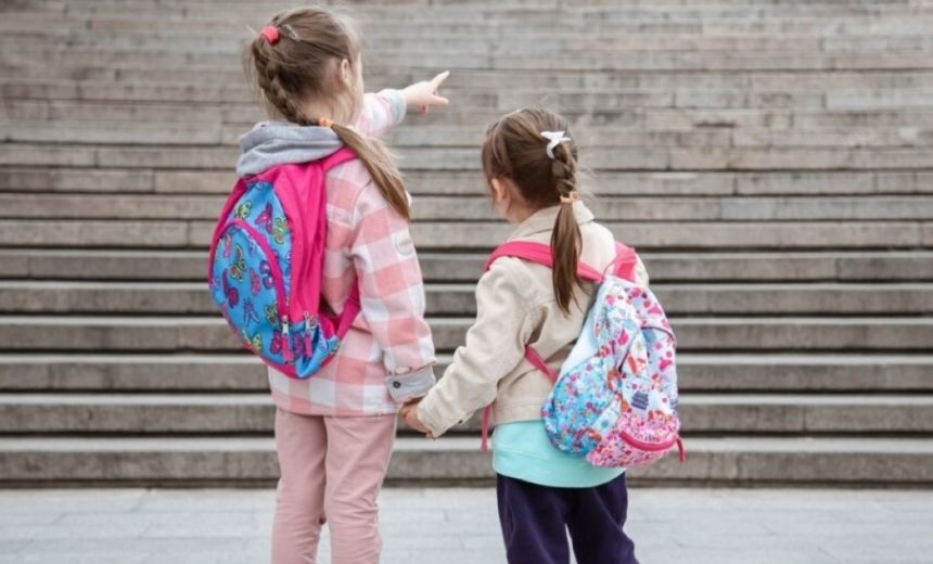 مع العودة للمدارس.. "التعليم" تحذر من إغراق الطلاب بالهدايا في الأسبوع التمهيدي