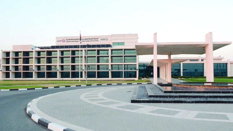 الامارات | شرطة دبي ترعى نزلاء المؤسسات العقابية إنسانياً ومالياً