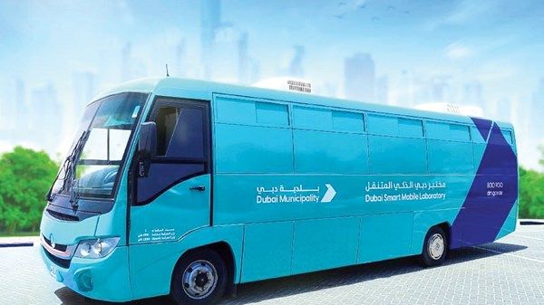 20 جهازاً وتقنية متطورة في «مختبر دبي المتنقل»