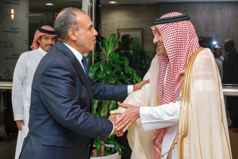 في زيارة رسمية للمملكة.. وزير الخارجية المصري يصل الرياض