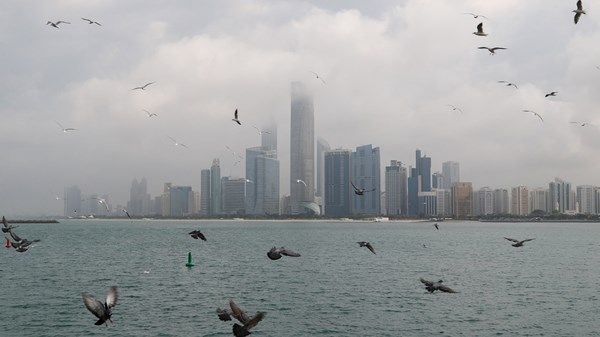 سحب منخفضة مصحوبة بأمطار خفيفة غداً