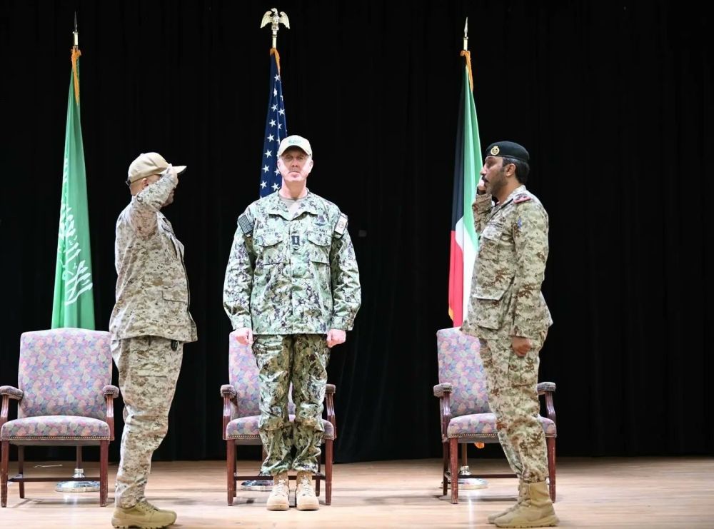 القوات البحرية تُسلِّم نظيرتها الكويتية قيادة قوة الواجب المختلطة (ctf 152)