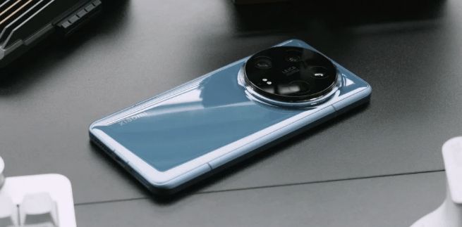 تكنولوجيا: شاومي تعمل على تطوير Xiaomi 15 Ultra بثلاثة من المواد المختلفة في الغطاء الخلفي