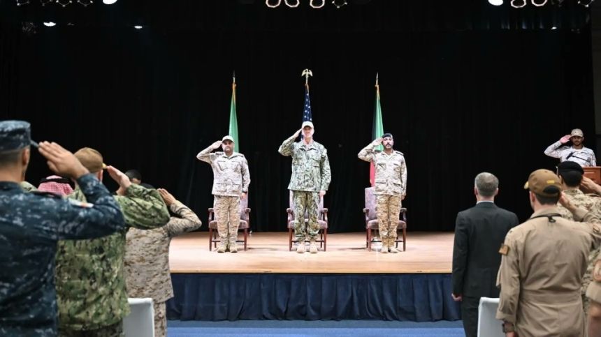 القوات البحرية تُسلِّم نظيرتها الكويتية قيادة قوة الواجب المختلطة (ctf 152)