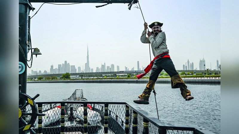 الامارات | «اللؤلؤة السوداء» تجوب مياه دبي بأجواء قراصنة الكاريبي