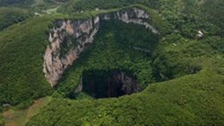 اكتشاف أغرب من الخيال.. غابة ضخمة و3 كهوف بداخل حفرة في الصين (صور)