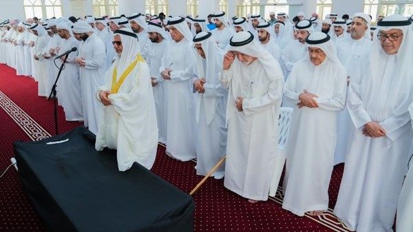 سعود بن صقر يؤدي صلاة الجنازة على جثمان الشيخة عائشة عبدالله مطر المهيري