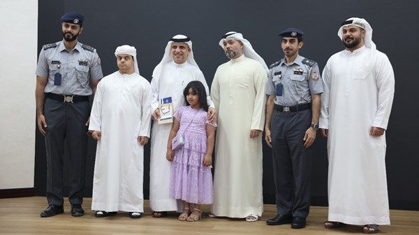 شرطة أبوظبي تنفذ مبادرة «بصمة خير» بمناسبة «يوم العمل الإنساني»