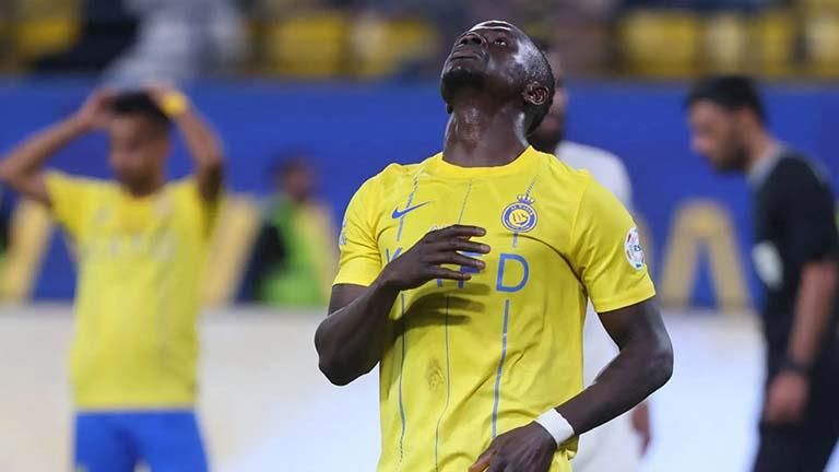 "العلاقة مع رونالدو توترت".. كريم بنزيما يُطالب إدارة اتحاد جدة بضم ماني من النصر