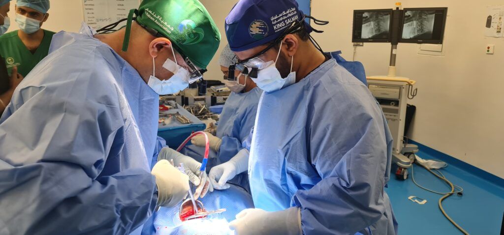 السعودية | «البلسم» تنجح في إجراء 26 عملية وفحص 127 مريضًا في أول 3 أيام من البرنامج الطبي لجراحة المخ والأعصاب باليمن