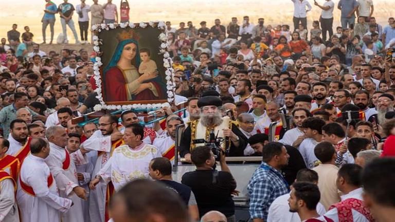 آلاف الأقباط يحتفلون بالليلة الختامية لـ"صوم العذراء" في دير درنكة بأسيوط - فيديو وصور