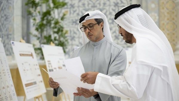 منصور بن زايد يطلع على أهم مبادرات مجلس تنافسية الكوادر الإماراتية لتعزيز مشاركة المواطنين في القطاع الخاص