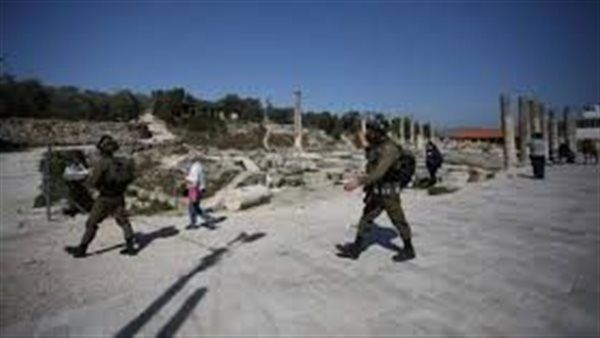 مستوطنون يقتحمون الموقع الأثري ببلدة سبسطية شمال غرب نابلس بحماية جيش الاحتلال