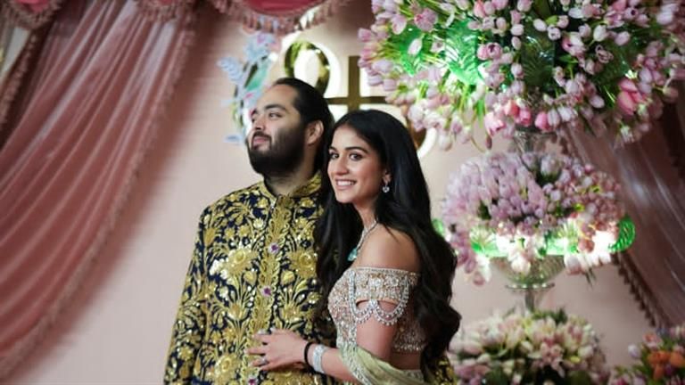 10 صور لهدية من أم "ابن أغنى رجل في آسيا" إلى زوجته.. لن تتوقعها