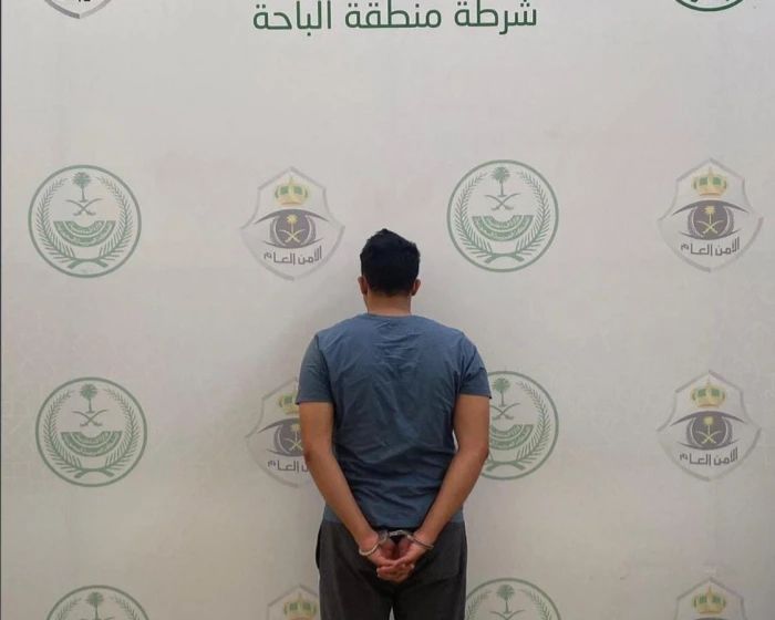 الخليج اليوم .. بالفيديو: القبض والتشهير باسم مقيم يمني لتحرشه بفتاتين في الباحة