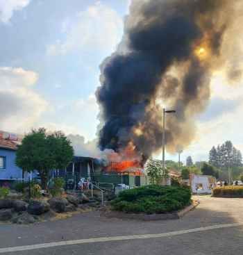 إعلام إسرائيلي: إصابة شخص وعدّة مبانٍ بقذائف صاروخية أطلقت من لبنان على كاتسرين بالجولان