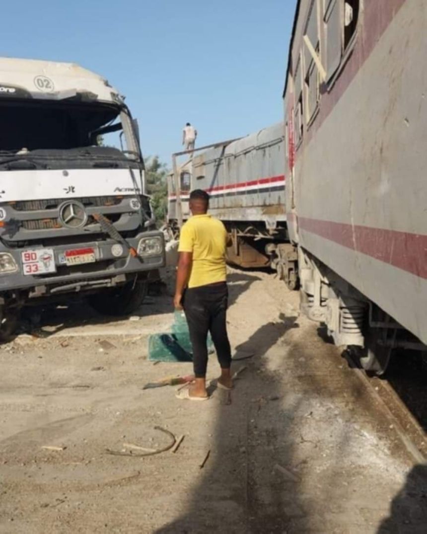 الإسكندرية.. مصرع وإصابة 5 في تصادم قطار بعدد من السيارات