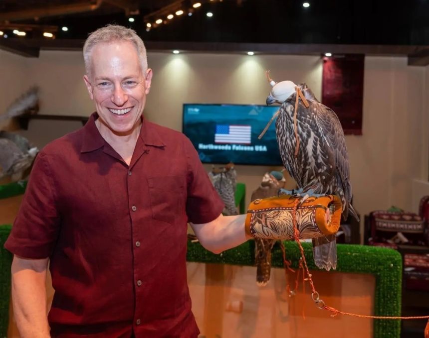 المزاد الدولي.. السفير الأمريكي يزور مزارع إنتاج الصقور الرائدة