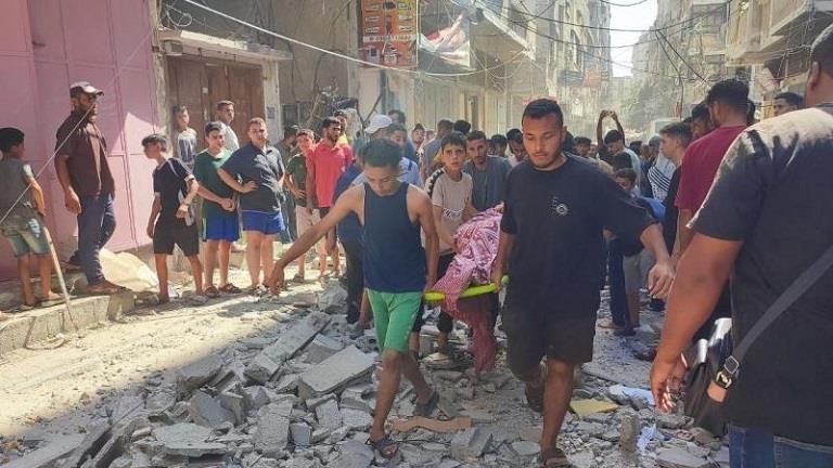 الحكومة بغزة: 4 شهداء و18 جريحًا في مجزرة مدرسة صلاح الدين