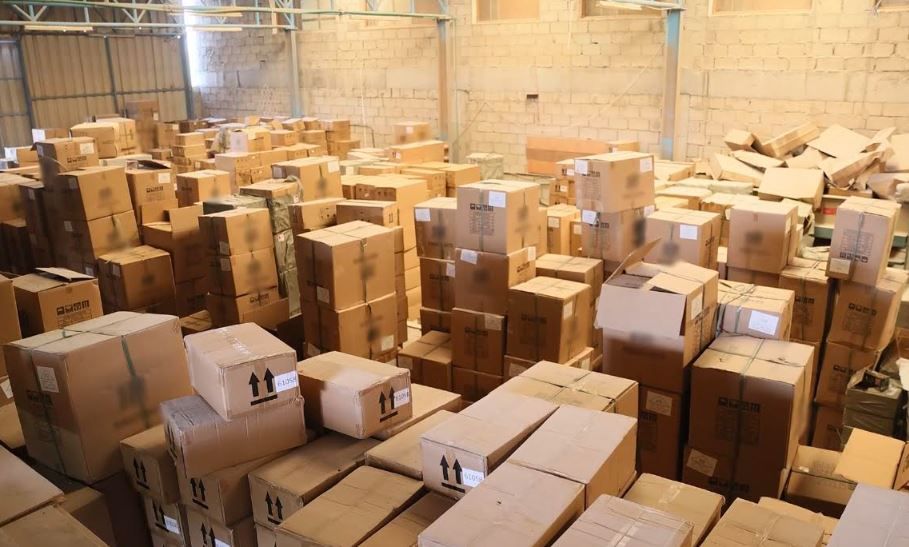 الامارات | شرطة رأس الخيمة ودائرة التنمية الاقتصادية تضبط 650 ألف قطعة مقلدة لعلامات تجارية عالمية