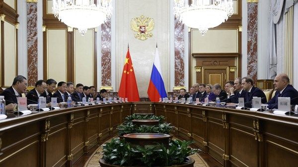 بوتين يلتقي رئيس الوزراء الصيني في موسكو