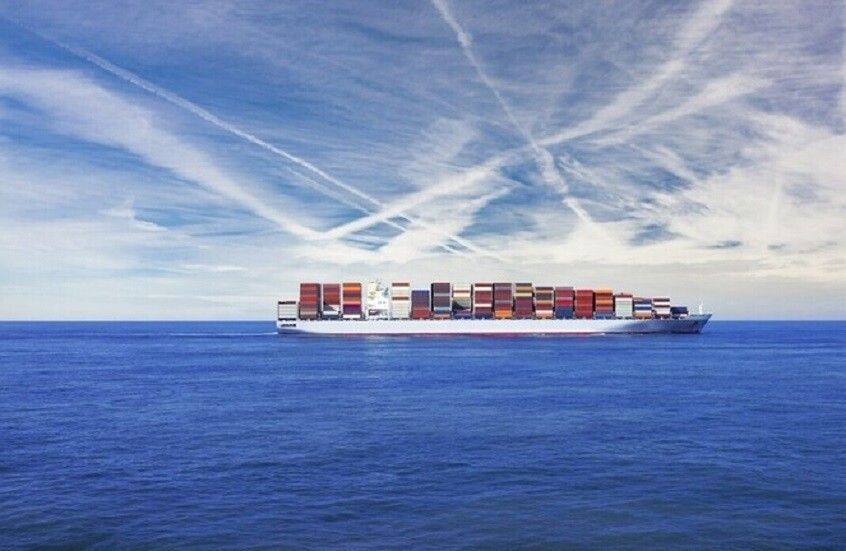 الخليج اليوم .. هيئة بحرية بريطانية: 3 قذائف أصابت سفينة على بعد 77 ميلا غربي الحديدة باليمن