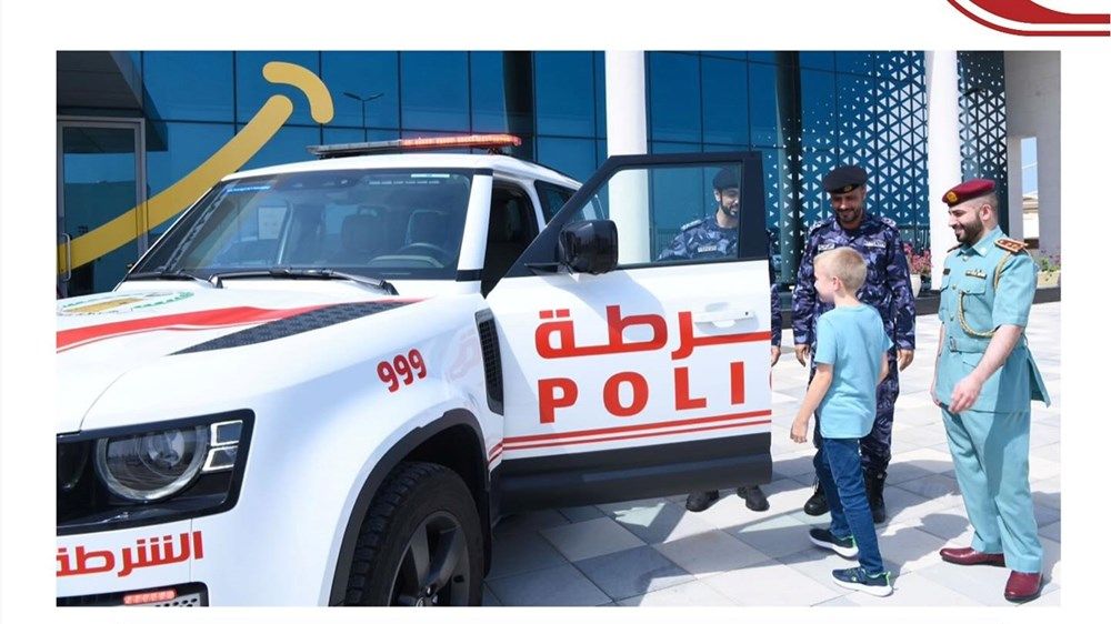 شرطة رأس الخيمة تحقق أمنية طفل ألماني بركوب دورية الشرطة
