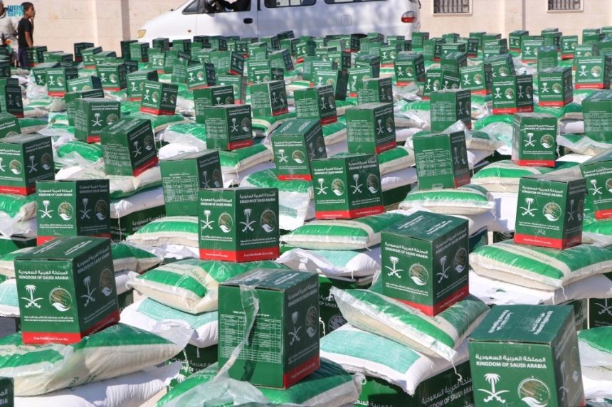 خدمات صحية وغذائية.. مركز الملك سلمان يواصل أعماله الإغاثية في 4 دول