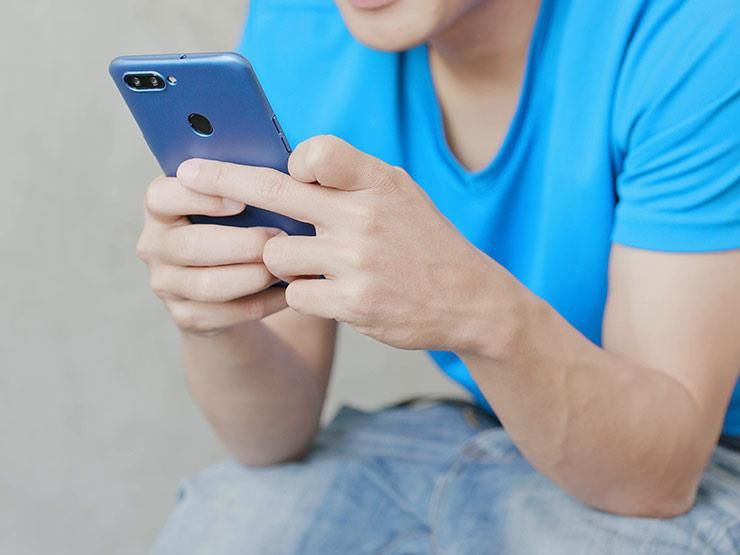 دراسة تكشف .. إرسال الفيديوهات على الهاتف يقلل شعور الرضا