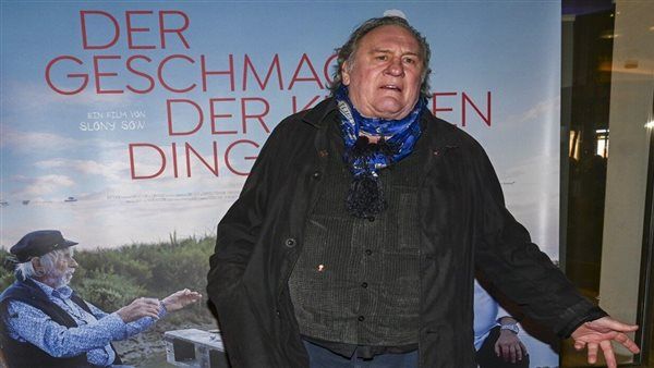 المدعي العام الفرنسي يطالب بمحاكمة الممثل ديبارديو بتهمة الاغتصاب