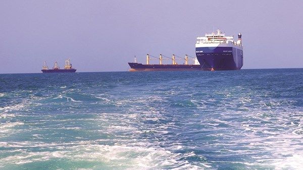 إصابة سفينة تجارية بثلاث قذائف قبالة سواحل اليمن