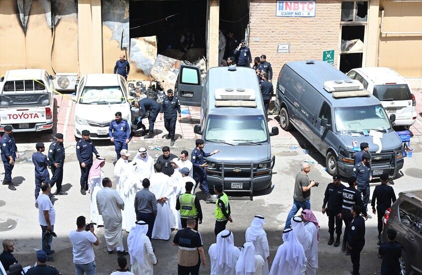 الخليج اليوم .. انهيار مبنى سكني يثير ضجة في الكويت (فيديو)