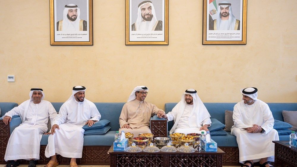 منصور بن زايد يزور محمد بن بطي آل حامد بمنزله في أبوظبي