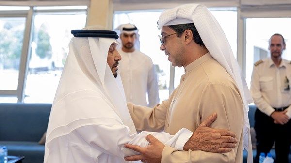منصور بن زايد يزور محمد بن بطي آل حامد بمنزله في أبوظبي