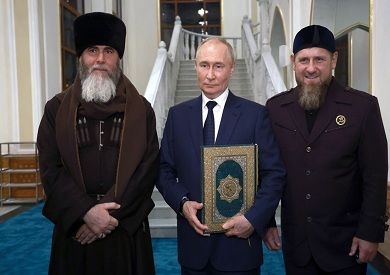 فيديو.. بوتين يقبل نسخة من القرآن خلال زيارته للشيشان