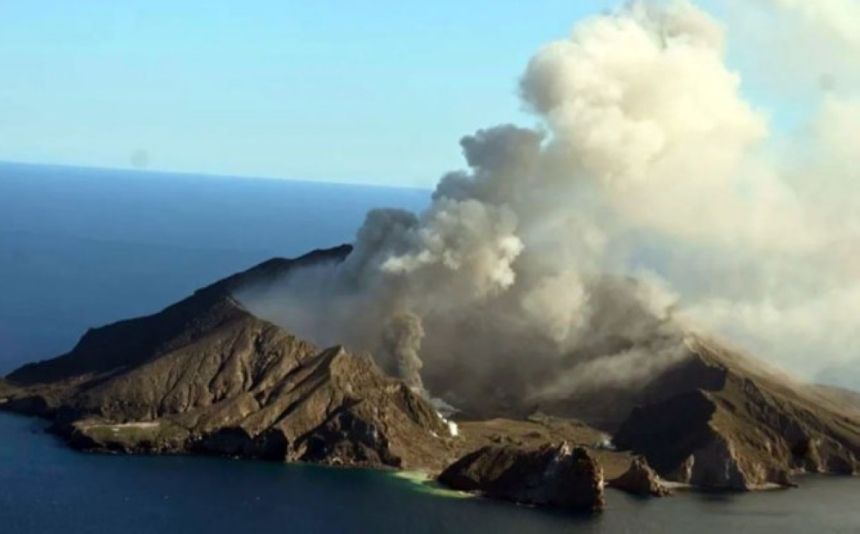 ثوران بركان وايت أيلاند يلغي العديد من الرحلات الجوية في نيوزيلندا